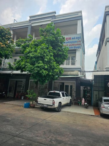 ផ្ទះល្វែង(កែង)ពិភពថ្មីចំការដូង 2ជាន់កន្លះ(17ម៉ឺន)ប្រញាប់លុយ