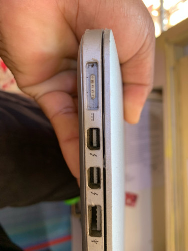 លក់​Macbook pro i7  -RAM16G. 13" ឆ្នាំ​2០15  128G