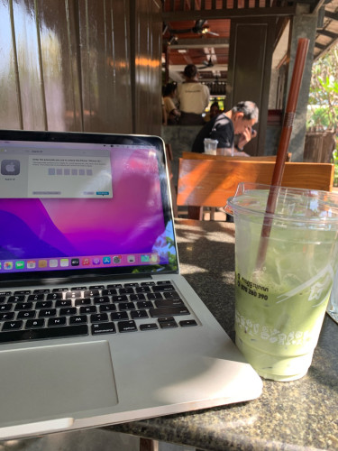 លក់​Macbook pro i7  -RAM16G. 13" ឆ្នាំ​2០15  128G