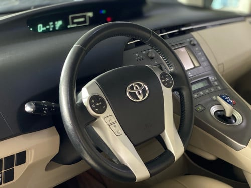 Toyota Prius 2012 option 5 ទេីបតែចូលស្តុកថ្មី តម្លៃល្អ បង់រំលស់សិក្សា១៥នាទីដកឡាន