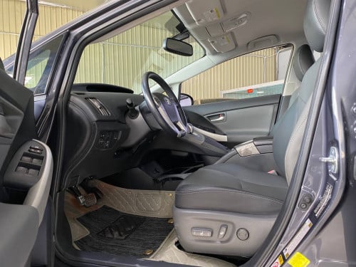 Toyota Prius 2014 option 5 ទេីបតែចូលស្តុកថ្មី តម្លៃល្អ បង់រំលស់សិក្សា១៥នាទីដកឡាន