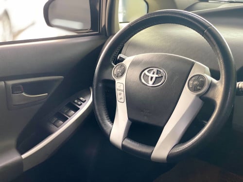 Toyota Prius 2014 option 5 ទេីបតែចូលស្តុកថ្មី តម្លៃល្អ បង់រំលស់សិក្សា១៥នាទីដកឡាន