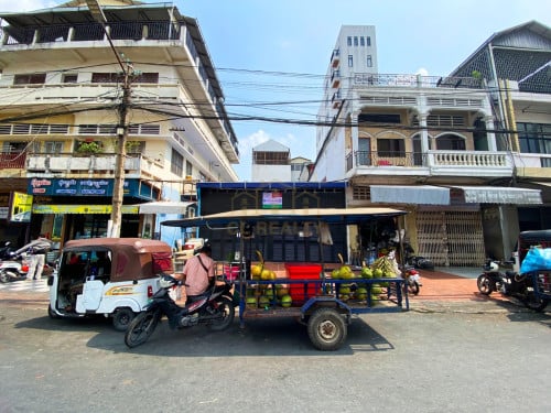 ឃ្លាំងលក់ស្ថិតនៅផ្សារទួលទំពូង