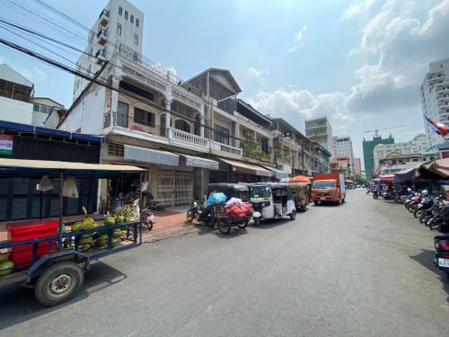 ឃ្លាំងលក់ស្ថិតនៅផ្សារទួលទំពូង