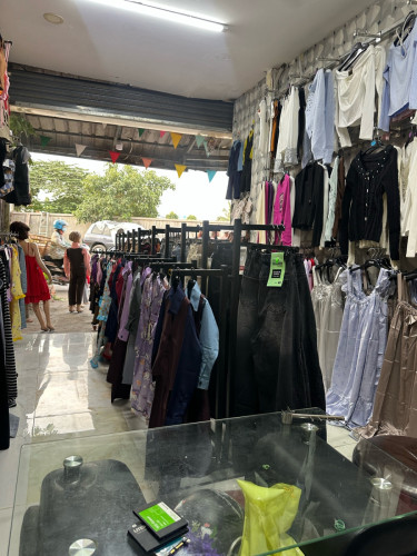 សេងសំបកតូបជាប់ផ្លូវធំថ្លៃផ្ទះ1ខែ150$មានឡៅតឿអាចរស់នៅបាន