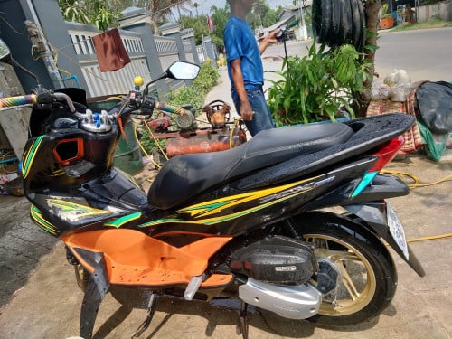 តម្លៃ 1200$ ចរចារ ម៉ូតូស្ទើលាន់ម្តុំខ្សែពាន