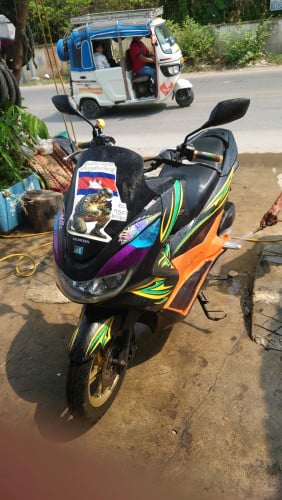 តម្លៃ 1200$ ចរចារ ម៉ូតូស្ទើលាន់ម្តុំខ្សែពាន