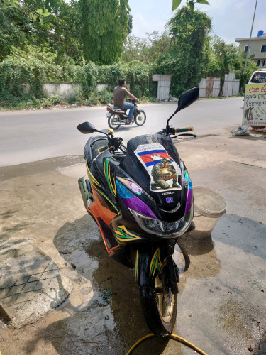 តម្លៃ 1200$ ចរចារ ម៉ូតូស្ទើលាន់ម្តុំខ្សែពាន