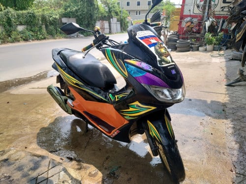 តម្លៃ 1200$ ចរចារ ម៉ូតូស្ទើលាន់ម្តុំខ្សែពាន