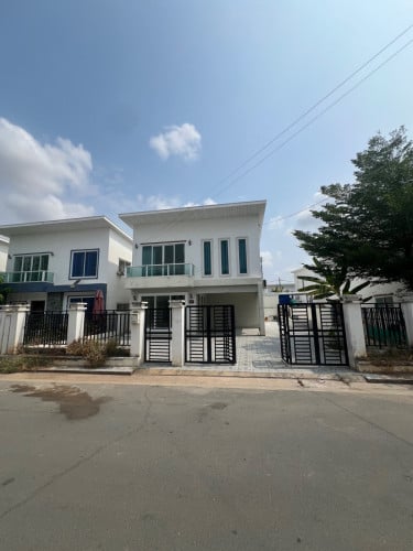 ផ្ទះលក់បន្ទាន់ប្លង់រឹងទំហំដី 13mx20m សាច់ផ្ទះ 8m x 15m