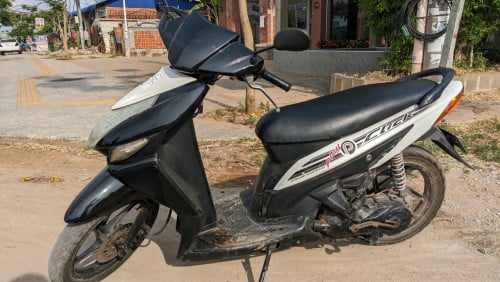 លក់ម៉ូតូ Click 08( មានពន្អ,កាតគ្រី)