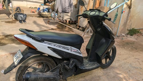លក់ម៉ូតូ Click 08( មានពន្អ,កាតគ្រី)