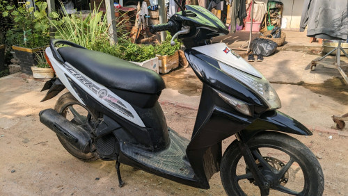 លក់ម៉ូតូ Click 08( មានពន្អ,កាតគ្រី)