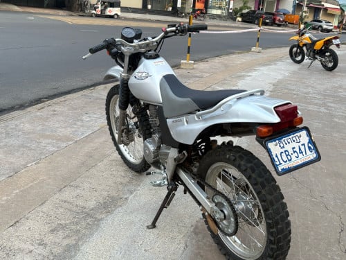 ម៉ូតូHonda SL01ម៉ូតូស្អាតសានំស៊ីនម្ចាដេីម​ទឹកថ្នាំស្អាតមួយជុំមានកាធានាត្រឹមត្រូវ​បង់រំលោះ​វៃដូទិញដាច