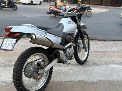 ម៉ូតូHonda SL01ម៉ូតូស្អាតសានំស៊ីនម្ចាដេីម​ទឹកថ្នាំស្អាតមួយជុំមានកាធានាត្រឹមត្រូវ​បង់រំលោះ​វៃដូទិញដាច