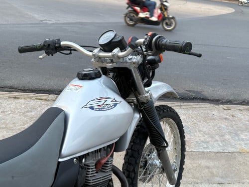ម៉ូតូHonda SL01ម៉ូតូស្អាតសានំស៊ីនម្ចាដេីម​ទឹកថ្នាំស្អាតមួយជុំមានកាធានាត្រឹមត្រូវ​បង់រំលោះ​វៃដូទិញដាច