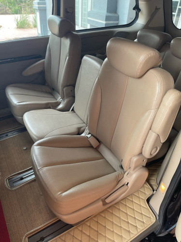 ចង់លក់រថយន្តម៉ាក់ Kia carnival ពណ័ខ្មៅស្អាត់មិនទាស់សុីម៉ាស៊ូតតិចឯកសារគ្រប់គ្រាន់ផ្លាក់លេខខ្ពស់