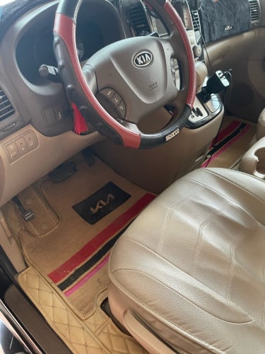 ចង់លក់រថយន្តម៉ាក់ Kia carnival ពណ័ខ្មៅស្អាត់មិនទាស់សុីម៉ាស៊ូតតិចឯកសារគ្រប់គ្រាន់ផ្លាក់លេខខ្ពស់