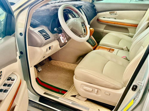 ឡានលក់ LEXUS RX330 ឆ្នាំ04 ពាក់កណ្ដាល full option ប៉ុង1 ក្នុងលឿង ពណ៌ផ្សែងបារី ជាប្រភេទមេឡាន