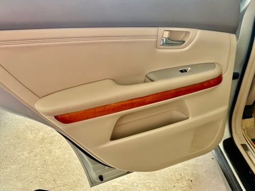 ឡានលក់ LEXUS RX330 ឆ្នាំ04 ពាក់កណ្ដាល full option ប៉ុង1 ក្នុងលឿង ពណ៌ផ្សែងបារី ជាប្រភេទមេឡាន