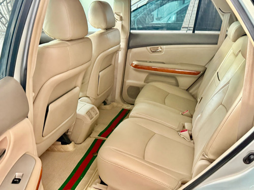 ឡានលក់ LEXUS RX330 ឆ្នាំ04 ពាក់កណ្ដាល full option ប៉ុង1 ក្នុងលឿង ពណ៌ផ្សែងបារី ជាប្រភេទមេឡាន
