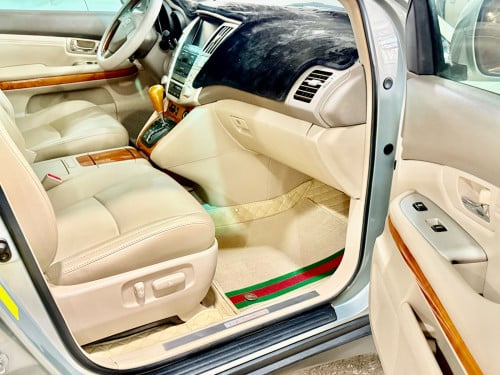 ឡានលក់ LEXUS RX330 ឆ្នាំ04 ពាក់កណ្ដាល full option ប៉ុង1 ក្នុងលឿង ពណ៌ផ្សែងបារី ជាប្រភេទមេឡាន