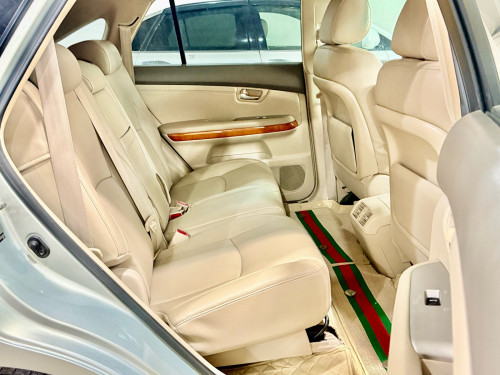 ឡានលក់ LEXUS RX330 ឆ្នាំ04 ពាក់កណ្ដាល full option ប៉ុង1 ក្នុងលឿង ពណ៌ផ្សែងបារី ជាប្រភេទមេឡាន