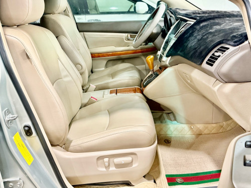 ឡានលក់ LEXUS RX330 ឆ្នាំ04 ពាក់កណ្ដាល full option ប៉ុង1 ក្នុងលឿង ពណ៌ផ្សែងបារី ជាប្រភេទមេឡាន