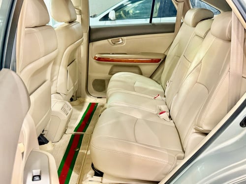 ឡានលក់ LEXUS RX330 ឆ្នាំ04 ពាក់កណ្ដាល full option ប៉ុង1 ក្នុងលឿង ពណ៌ផ្សែងបារី ជាប្រភេទមេឡាន