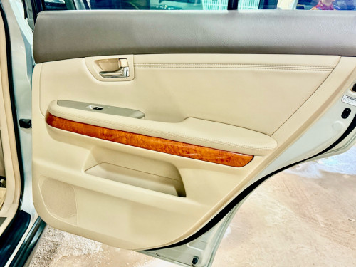 ឡានលក់ LEXUS RX330 ឆ្នាំ04 ពាក់កណ្ដាល full option ប៉ុង1 ក្នុងលឿង ពណ៌ផ្សែងបារី ជាប្រភេទមេឡាន