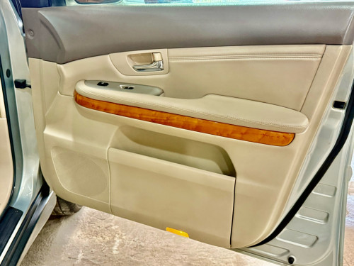 ឡានលក់ LEXUS RX330 ឆ្នាំ04 ពាក់កណ្ដាល full option ប៉ុង1 ក្នុងលឿង ពណ៌ផ្សែងបារី ជាប្រភេទមេឡាន