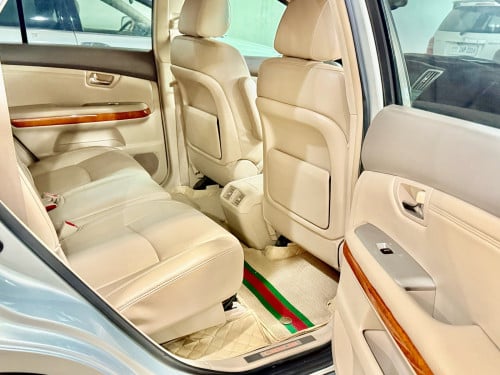 ឡានលក់ LEXUS RX330 ឆ្នាំ04 ពាក់កណ្ដាល full option ប៉ុង1 ក្នុងលឿង ពណ៌ផ្សែងបារី ជាប្រភេទមេឡាន
