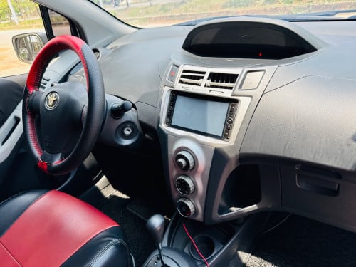 Toyota Yaris ឆ្វេងហ្សុីន