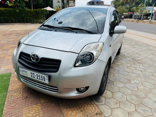 Toyota Yaris ឆ្វេងហ្សុីន
