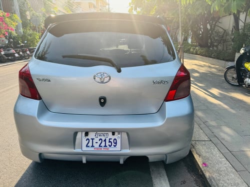 Toyota Yaris ឆ្វេងហ្សុីន