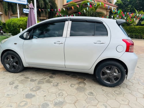 Toyota Yaris ឆ្វេងហ្សុីន