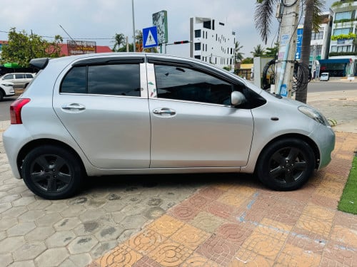 Toyota Yaris ឆ្វេងហ្សុីន