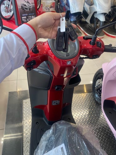 Honda scoopy club គ្រប់ពណ៍តែម្ដងតម្លៃដូចគ្នា