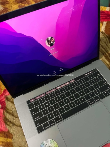 MacBook Pro 2016 512g core i7 15nich Touch Bar 97%
