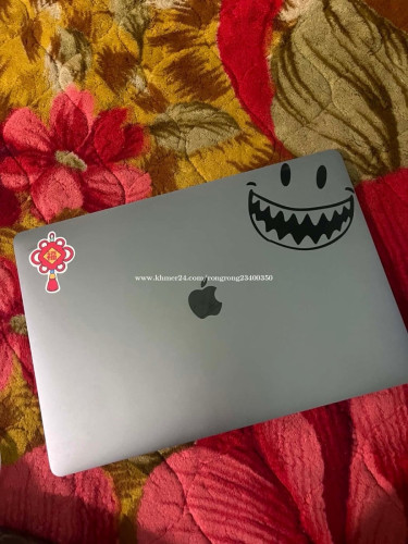 MacBook Pro 2016 512g core i7 15nich Touch Bar 97%