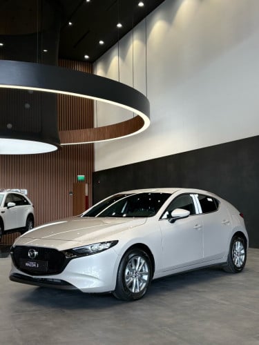 MAZDA3 Hatchback SE តម្លៃ: $31,999 🇯🇵