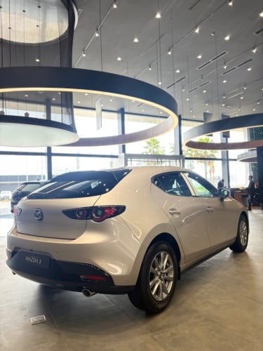 MAZDA3 Hatchback SE តម្លៃ: $31,999 🇯🇵