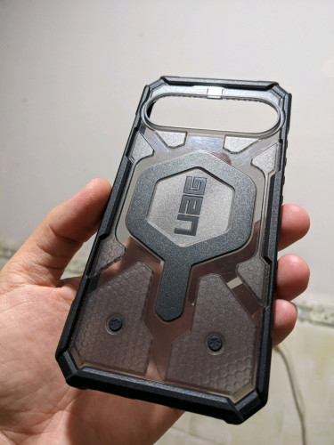 Pixel 10 Pro XL Cases and Screen