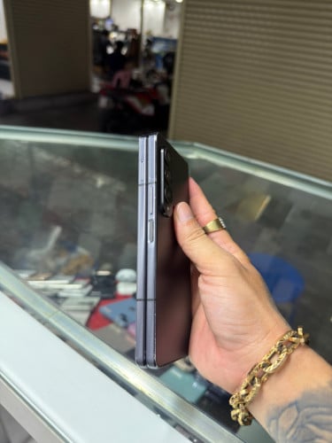 Samsung Fold 4 ក្រុមហ៊ុន សុីម២ Ram12GB HD512GB Phone Condition 90% , អុច&ឆ្នូតអេក្រង់ក្នុង
