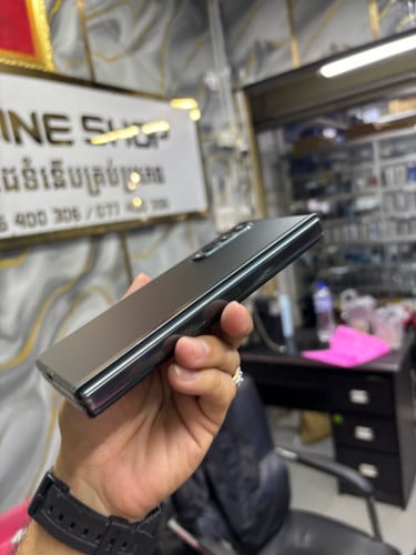 Samsung ZFold3 256G Ram12G Sim2 ខាងក្នុងបត់ស្ទើរ ខាងក្រៅឆ្នូតប្រើបាន