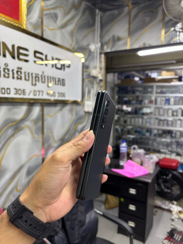 Samsung ZFold3 256G Ram12G Sim2 ខាងក្នុងបត់ស្ទើរ ខាងក្រៅឆ្នូតប្រើបាន