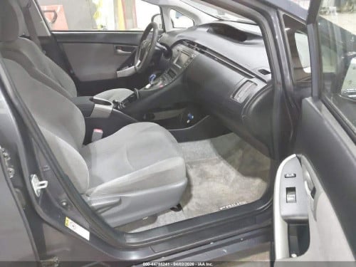 Sell Prius 2014 option 3 សាង15400$បញ្ជាក់រៀបចំខ្លួនឯង