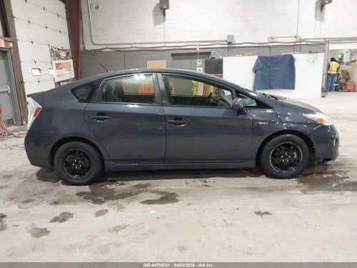 Sell Prius 2014 option 3 សាង15400$បញ្ជាក់រៀបចំខ្លួនឯង