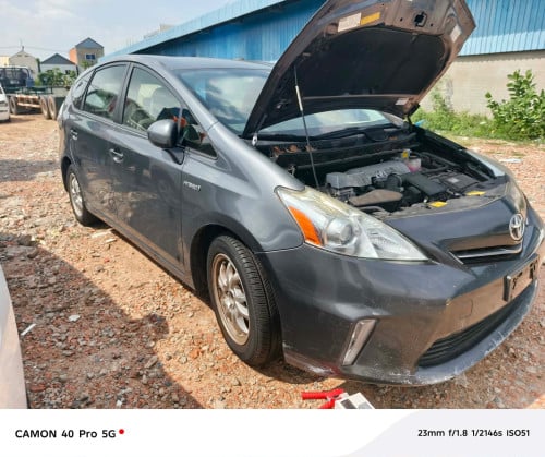 Sell PriusV 2014 option 3 ឃ្មុំ​សុីន​តំម្លៃ​16700$ធានា​អាគុយ​ម៉ាស៊ីន​abs1ខែ​