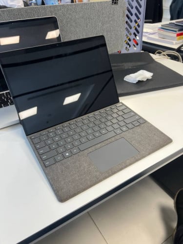 Selling my surface pro 8, core i7, Ram 16gb, ssd 512gb